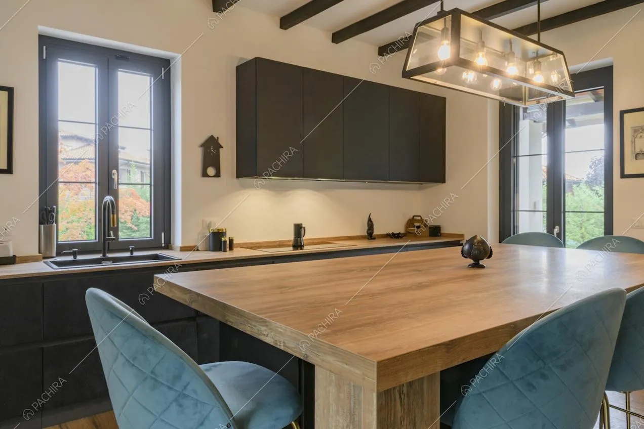 Dettaglio del tavolo da pranzo nella cucina della villa