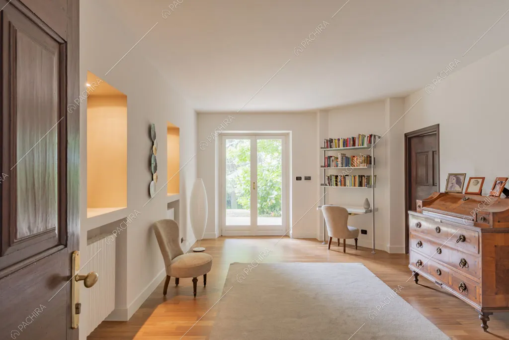 Studio con pavimento in parquet della villa Bris, location in stile contemporaneo a Torino