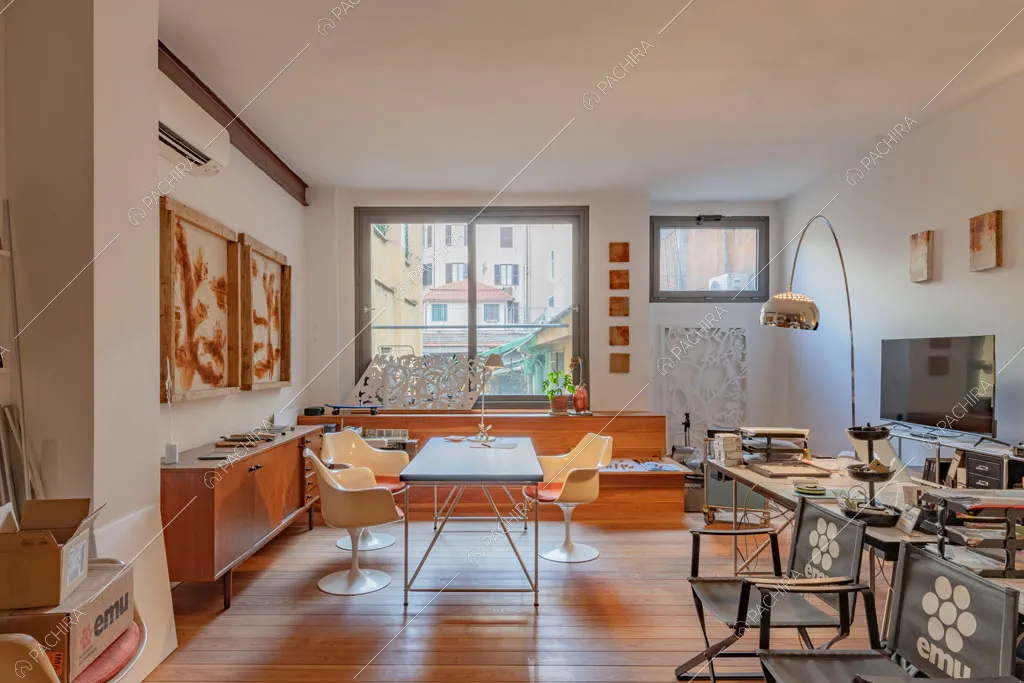 Studio con pavimento in parquet dell'espositivo Couve, location in stile contemporaneo a Roma