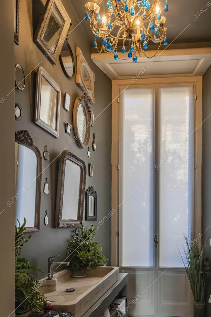 Bagno con pareti grigie e porta-finestra bianca con boiserie