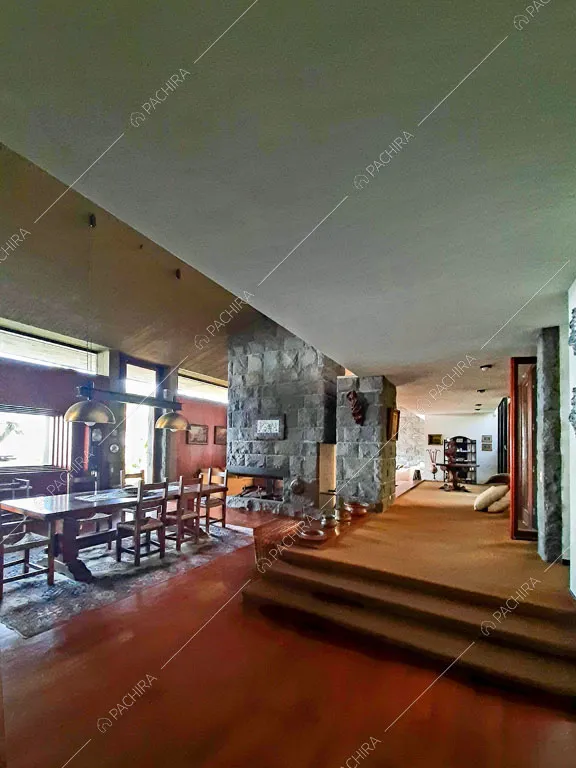 Pavimento in parquet e scalini nella luminosa sala da pranzo con grande camino