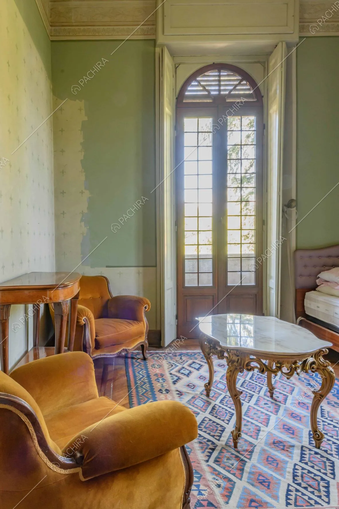 Splendido salotto dalle pareti verdi, illuminato dalla porta-finestra