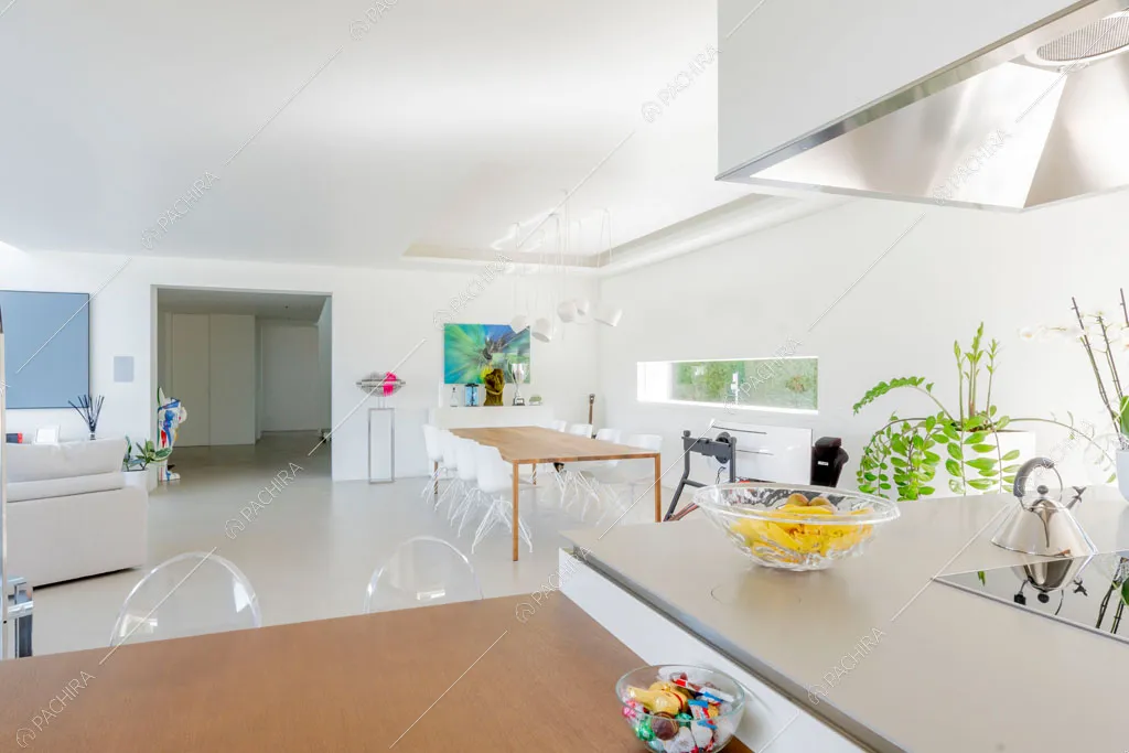 Zona living della villa Columbia, location in stile moderno a Como