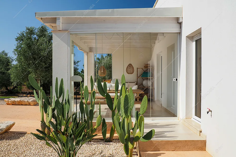 Veranda della villa Iolite, location in stile minimal a Brindisi