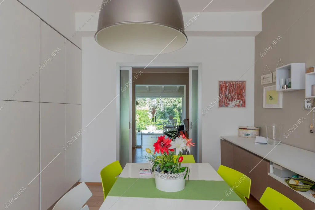 Sala da pranzo della villa Cassava, location in stile contemporaneo a Roma