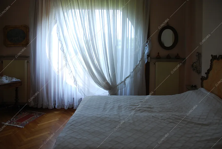 Camera da letto della villa Acetosa, location in stile vintage a Lecco