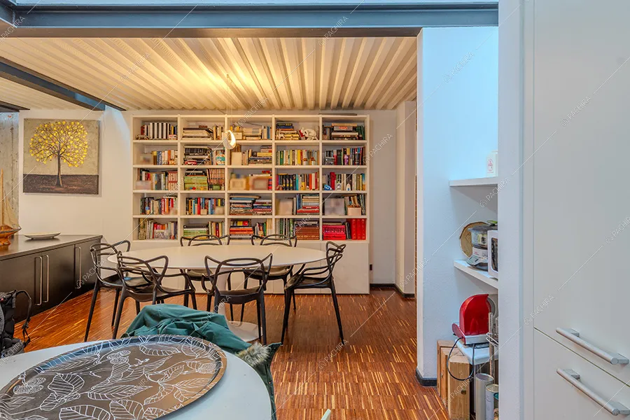 Zona pranzo del loft Kiku, location in stile moderno a Milano