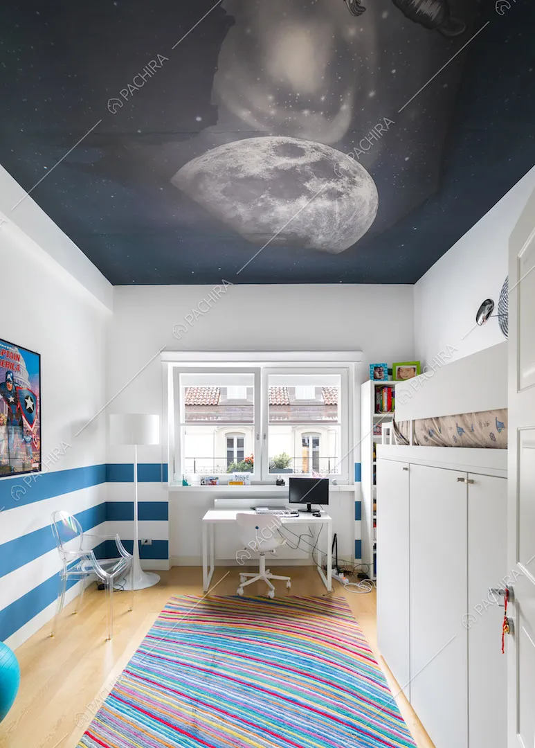 Cameretta con carta da parati a tema spaziale sul soffitto