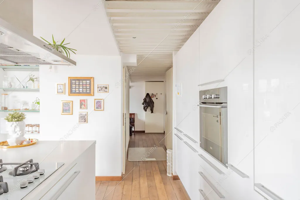 Cucina bianca del loft Cardamomo, location in stile contemporaneo a Milano