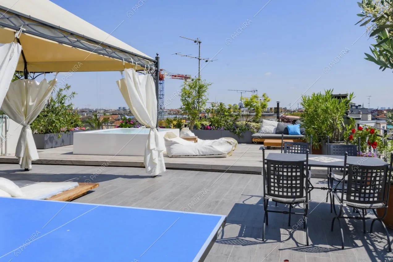 La zona relax con piscina vista da un angolo della terrazza