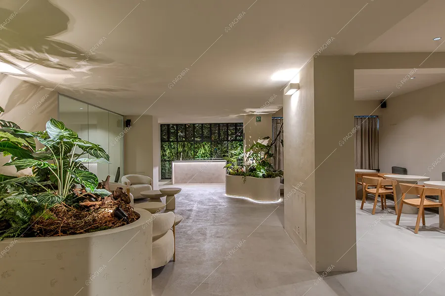Zona living dell'espositivo Tatra, location in stile contemporaneo a Milano
