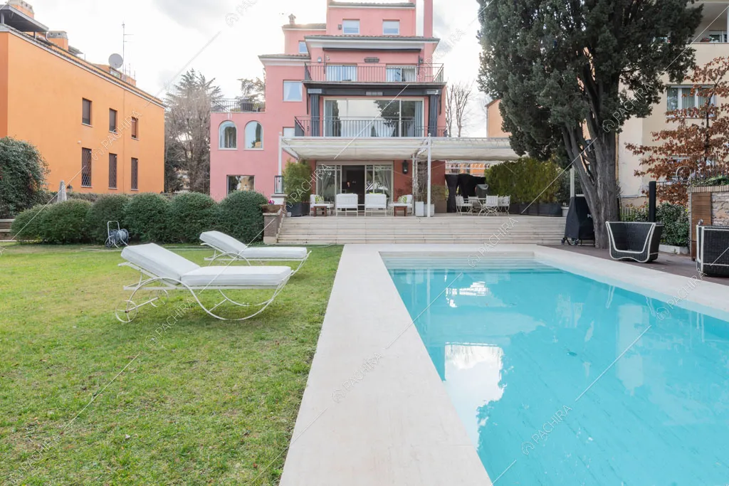 Piscina della villa Espero, location in stile contemporaneo a Roma