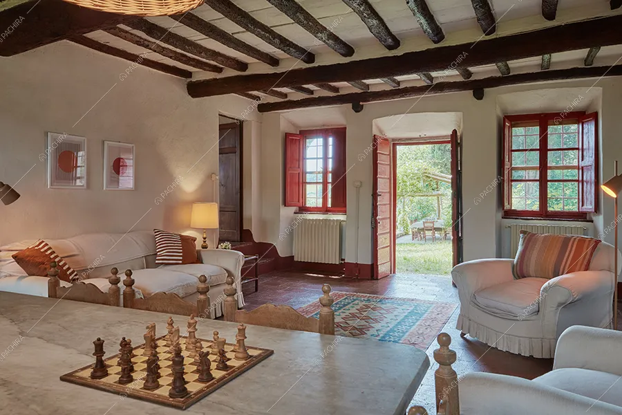 Zona living della masseria Mincio, location in stile rustico a Lucca