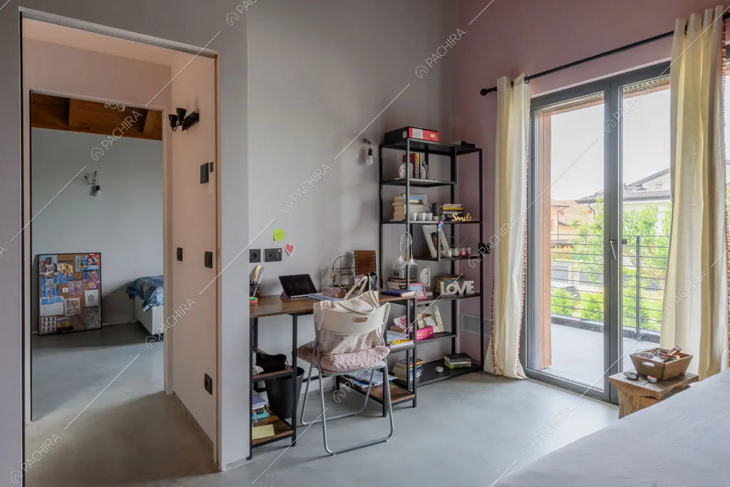 Camera con porta finestra della villa Aral, location in stile contemporaneo a Monza