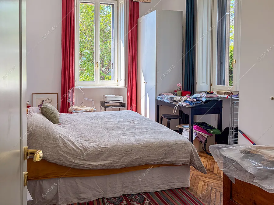 Camera da letto dell'appartamento Andira, location moderna per shooting a Milano