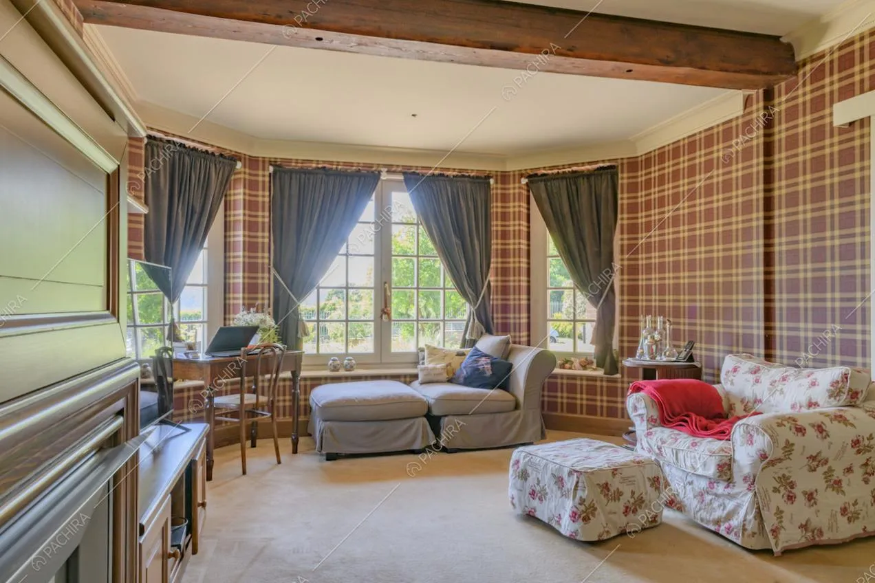 Salotto con poltrona, chaise longue  e carta da parati