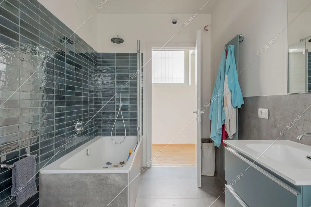 Luminoso bagno della villa Eiger, location in stile moderno a Monza