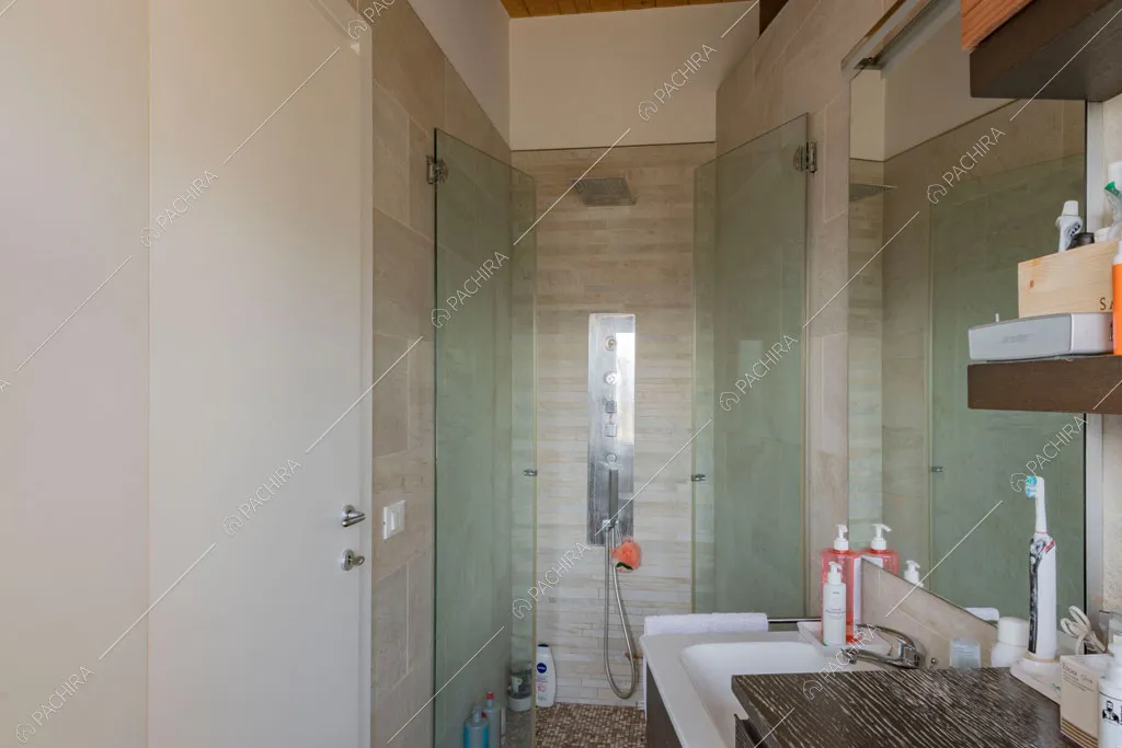 Bagno con box doccia della villa Matico, location in stile contemporaneo a Roma
