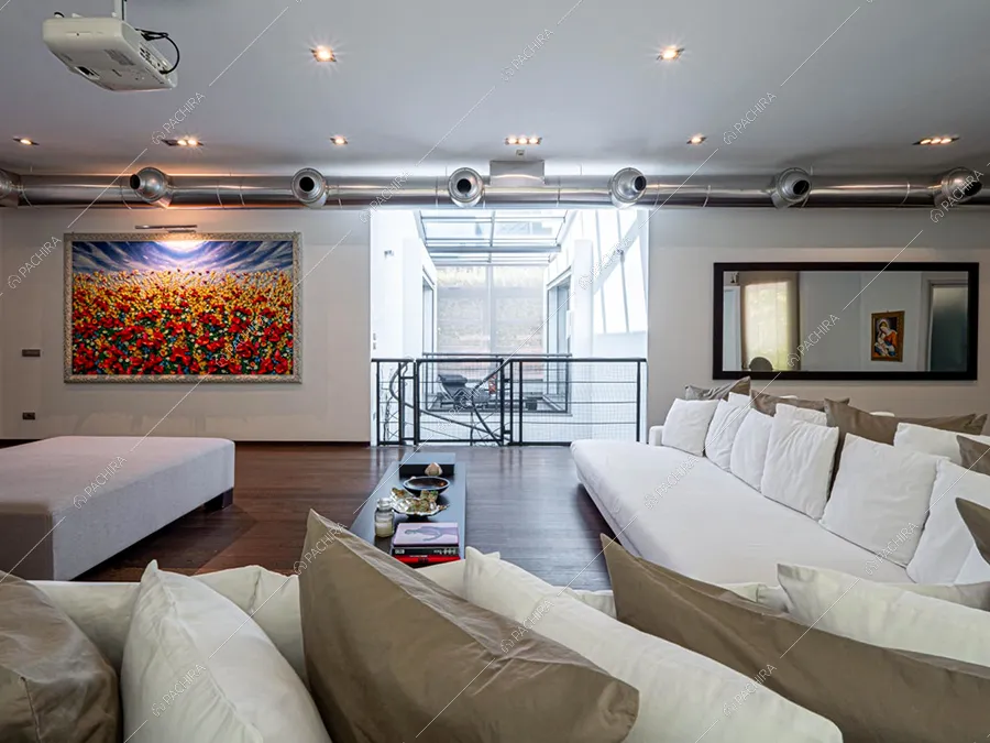 Zona living della villa Moonstone, location in stile moderno a Milano