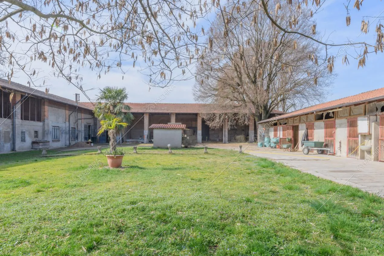 Grande cortile interno della location con gli esterni tipici delle cascine