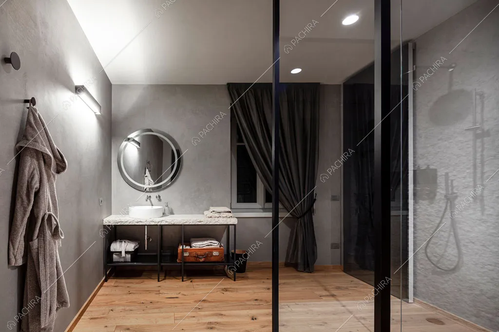 Grande bagno con pareti grigie della villa Ghibli, location in stile contemporaneo a Verona