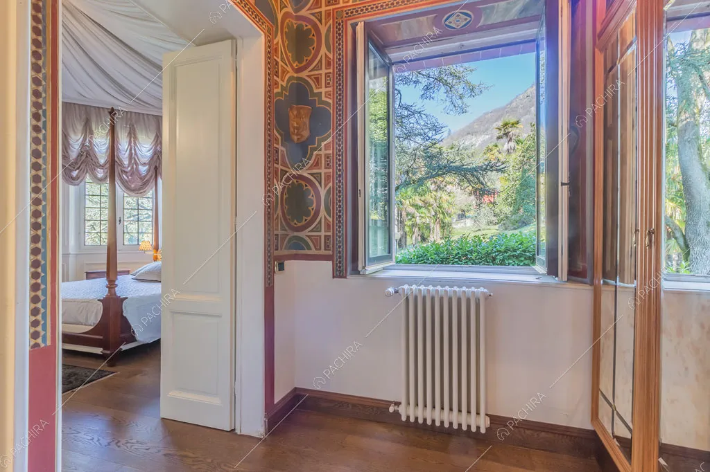 Pavimento in parquet nell'atrio della dimora storica Chewe, location in stile contemporaneo a Lecco