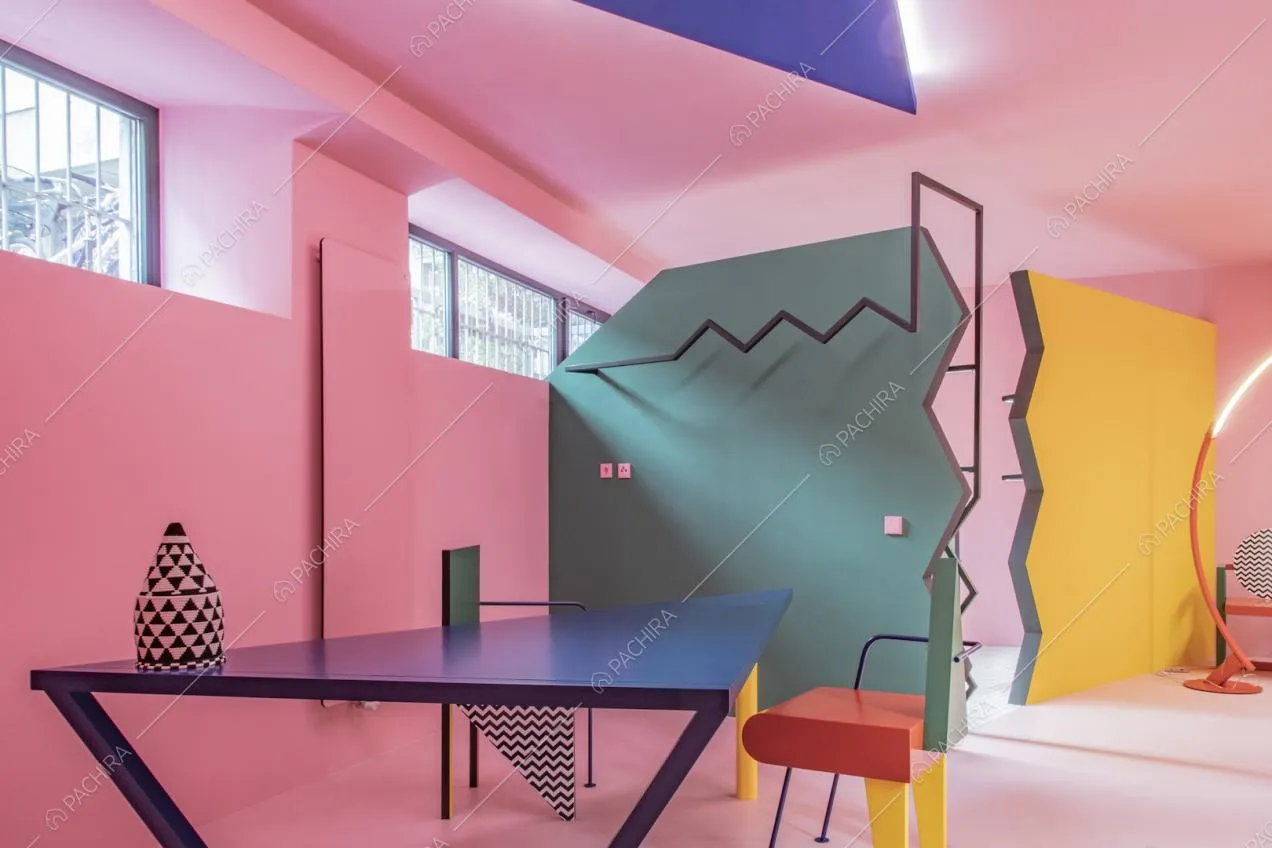 Piccole finestre per illuminare il loft color rosa