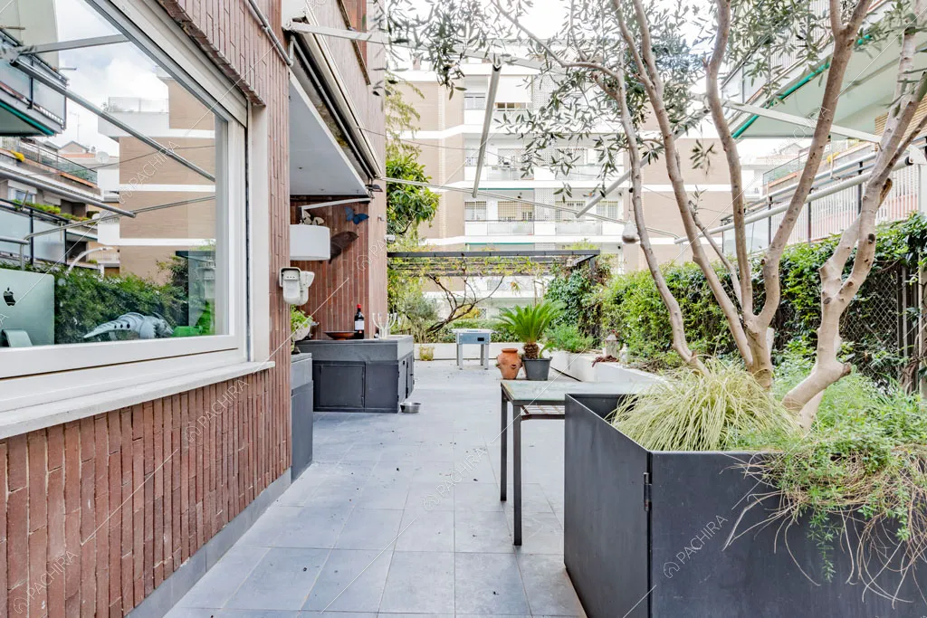 Terrazza ed esterni in mattoni dell'appartamento Sonora, location in stile contemporaneo a Roma