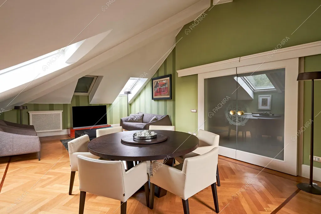 Pareti verdi nella sala con pavimento in parquet della dimora storica Cerimoya, location in stile liberty a Milano