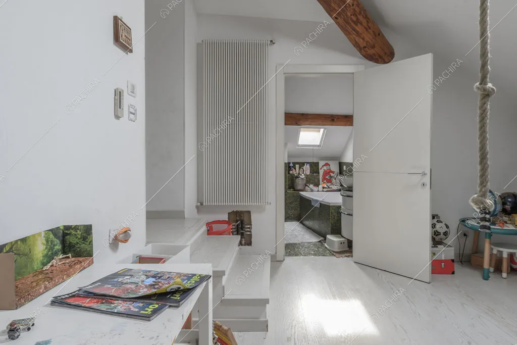 Camera da letto dei bambini con bagno privato nel loft Ostro, location in stile contemporaneo a Milano
