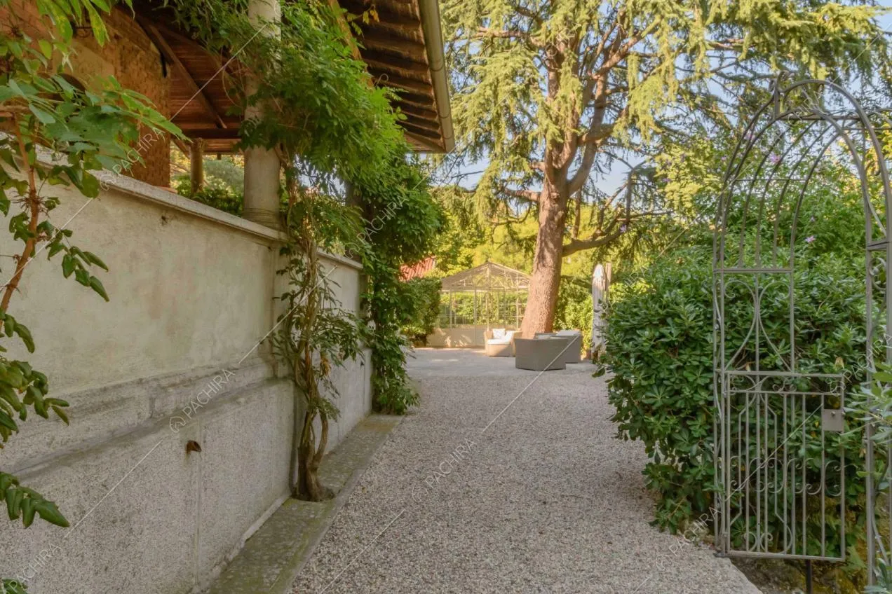 Vista sugli esterni della location: sulla veranda e sull'arco del vialetto