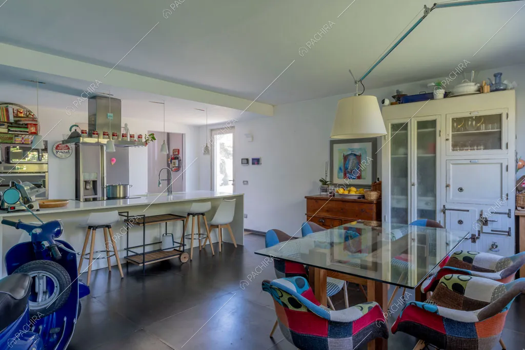 Luminosa cucina della villa Arafura, location in stile contemporaneo a Roma