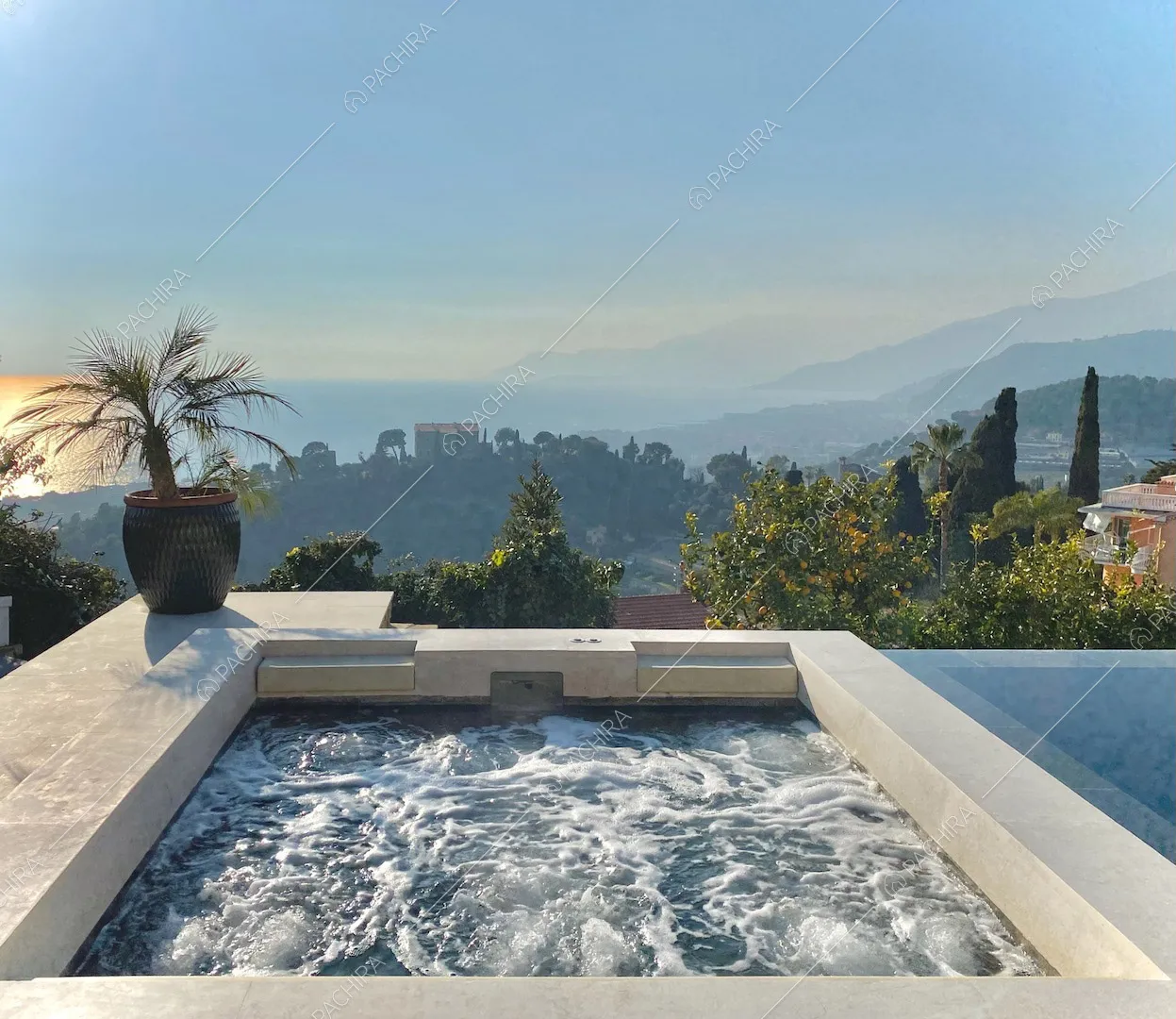 Dall'idromassaggio vista sulle colline circostanti e sul mare