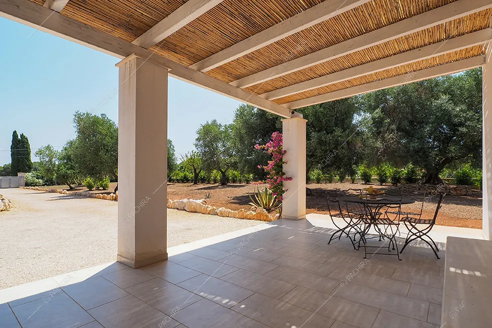 Portico della villa Iolite, location in stile minimal a Brindisi