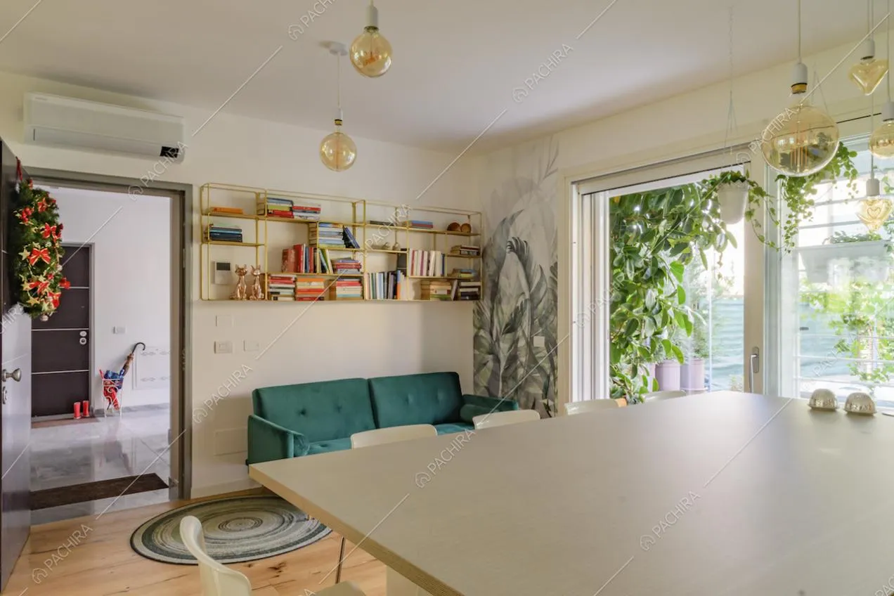 Ingresso che si affaccia sull'open space con pavimento in parquet