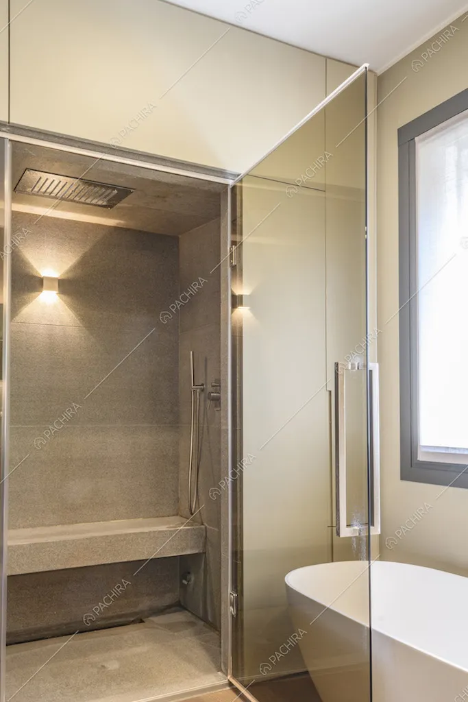 Doccia di design con porta in vetro