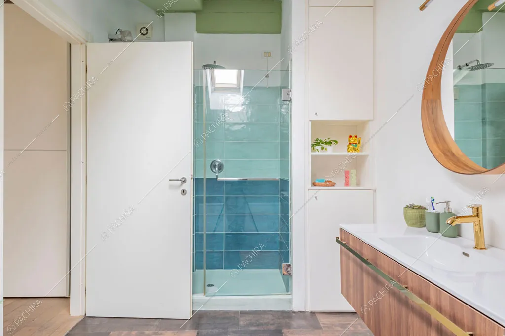 Bagno con box doccia del loft Cardamomo, location in stile contemporaneo a Milano