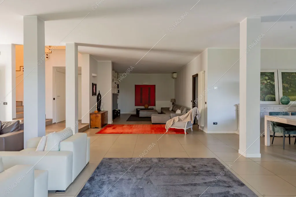 Zona living della villa Darling, location in stile contemporaneo a Monza
