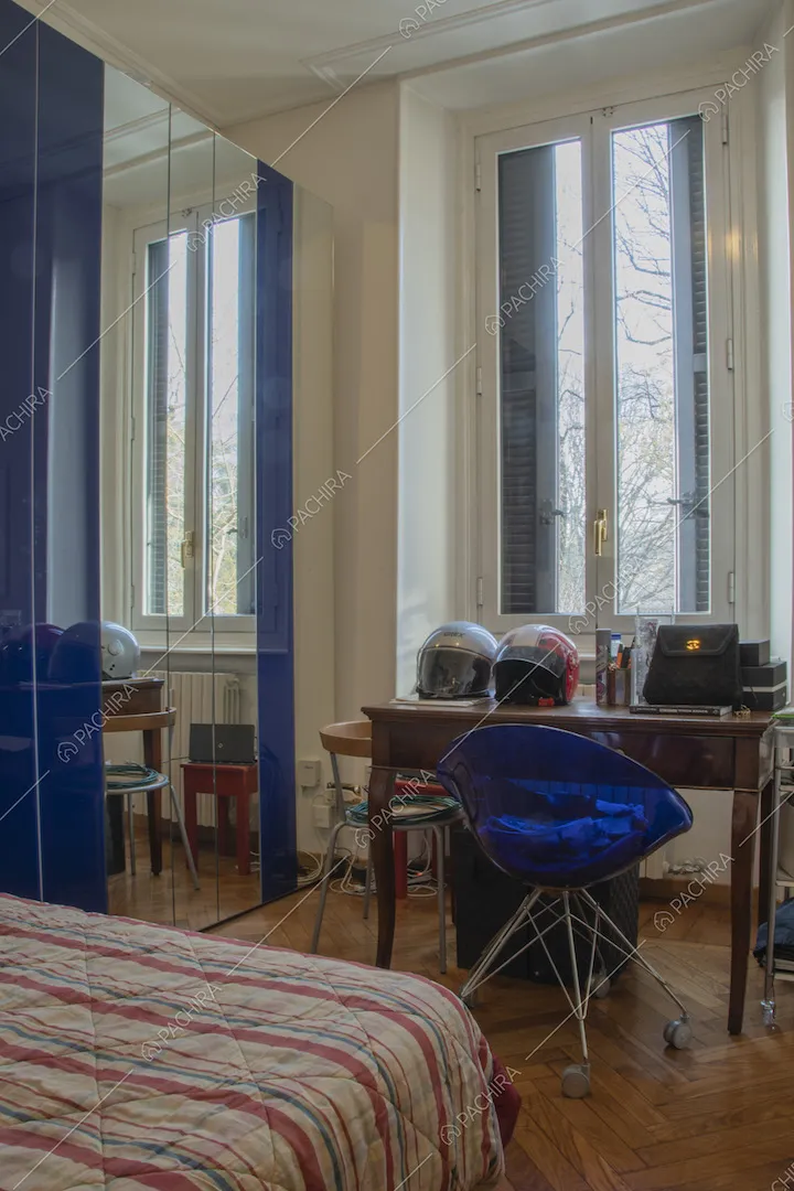 Scrittoio d'epoca di legno e sedia di plastica colorata