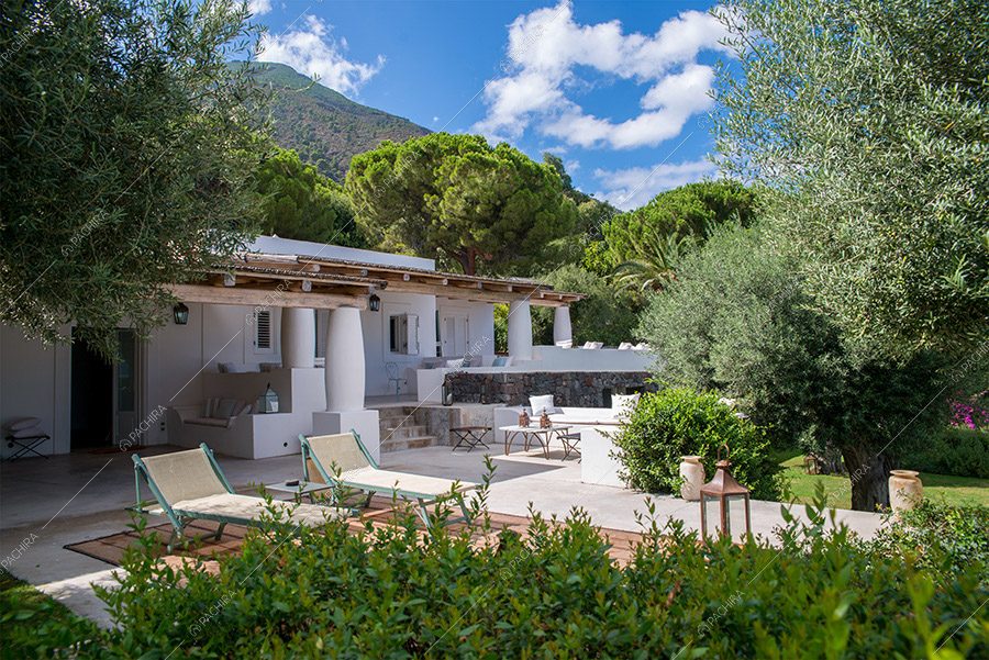 Esterni della villa Toyon, location in stile classico a Messina
