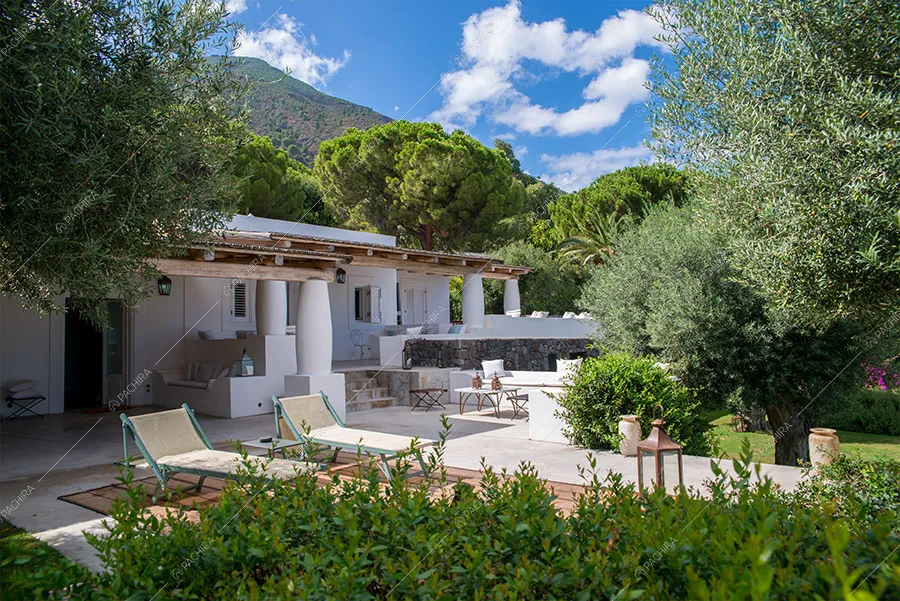 Esterni della villa Toyon, location in stile classico a Messina