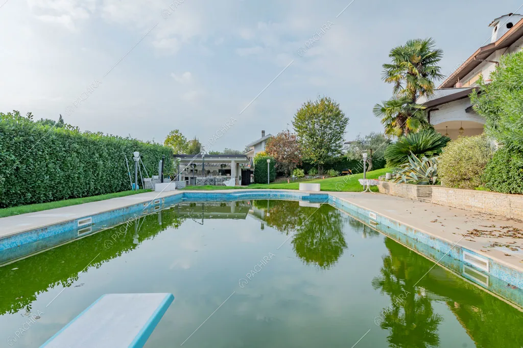 Piscina della villa Ararat, location in stile classico a Milano