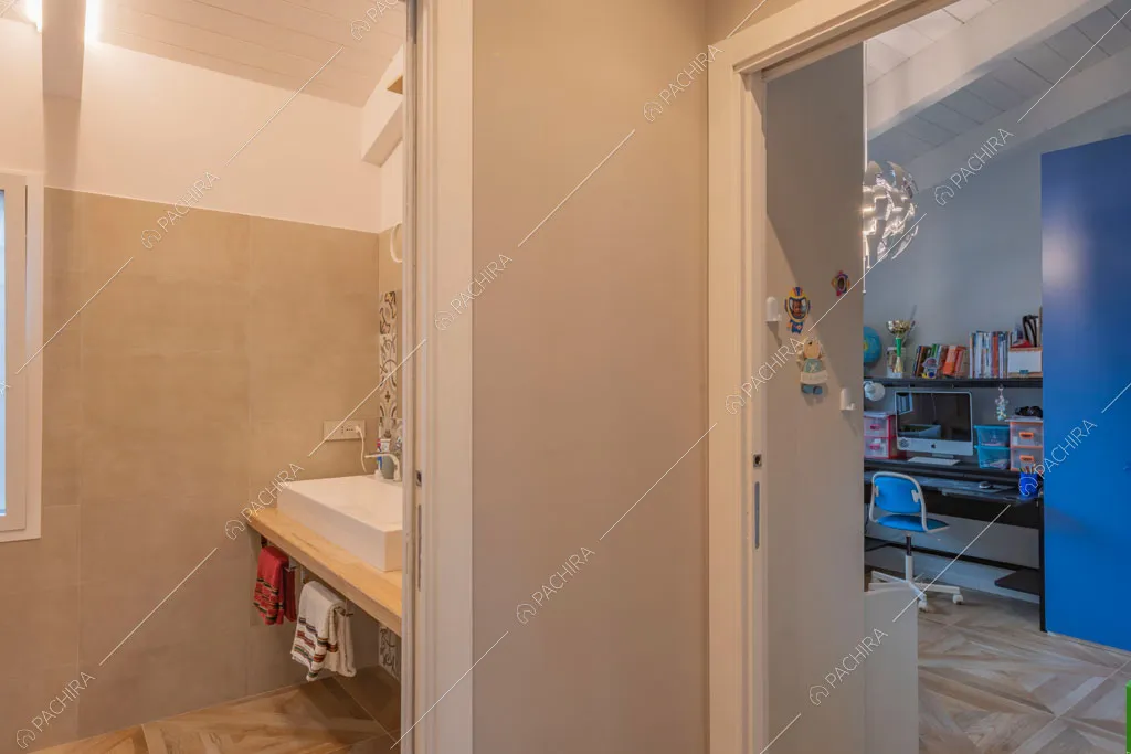 Scorcio sul bagno e su una camera della villa Colchito, location in stile contemporaneo a Roma