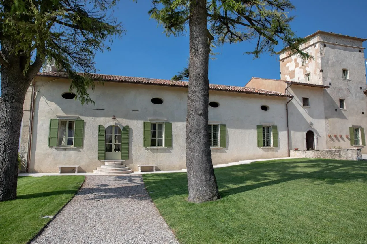 Vialetto in ghiaia nel giardino della dimora storica