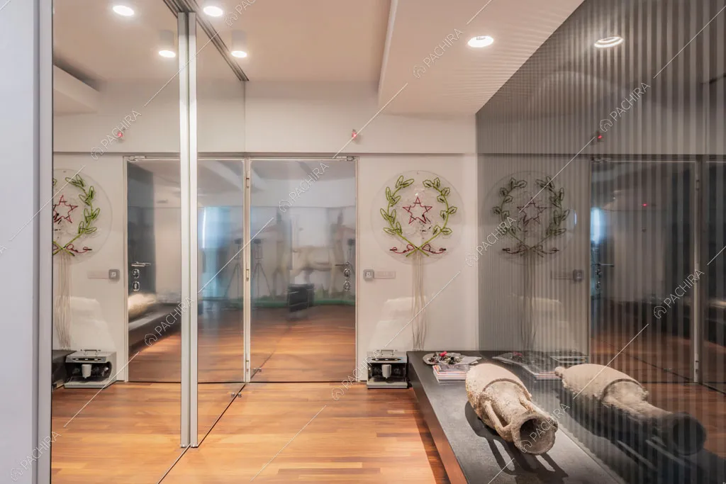 Atrio con armadi a specchio dell'appartamento Carpentaria, location in stile contemporaneo a Roma