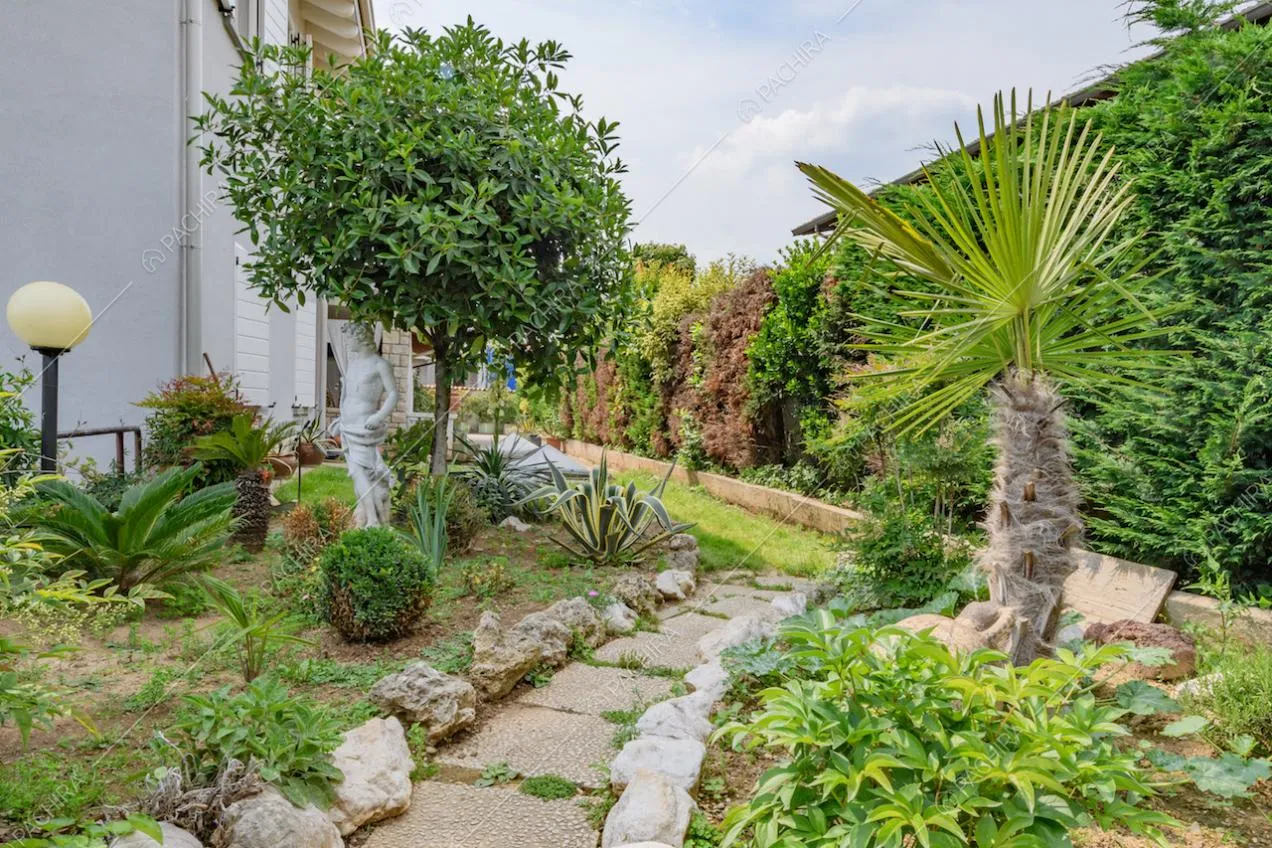 Vialetto nel giardino della villa
