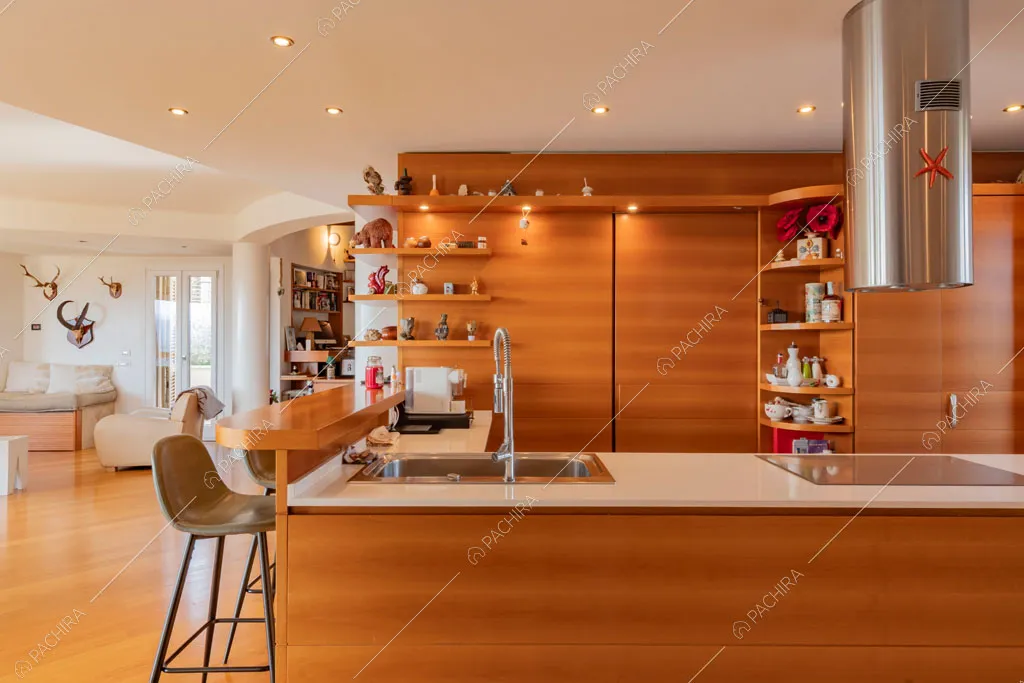 Vista sulla cucina della villa Matico, location in stile contemporaneo a Roma