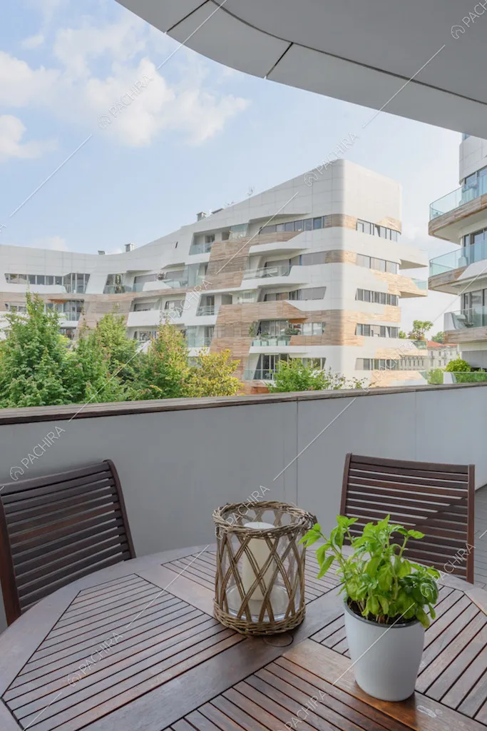 Tavolo e sedie in legno sulla grande terrazza