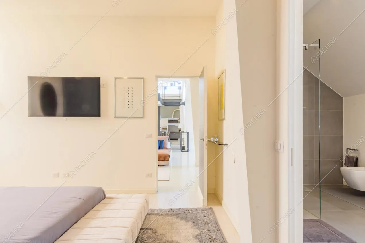 Dalla camera da letto matrimoniale vista sul bagno privato e sulla zona living