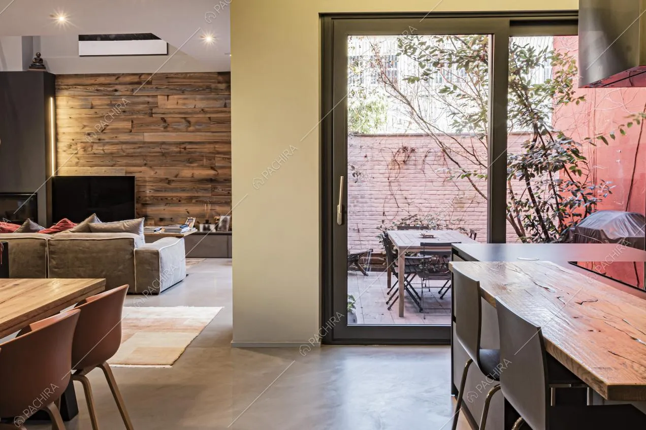 Open space arredato in stile moderno e scorcio sul terrazzo